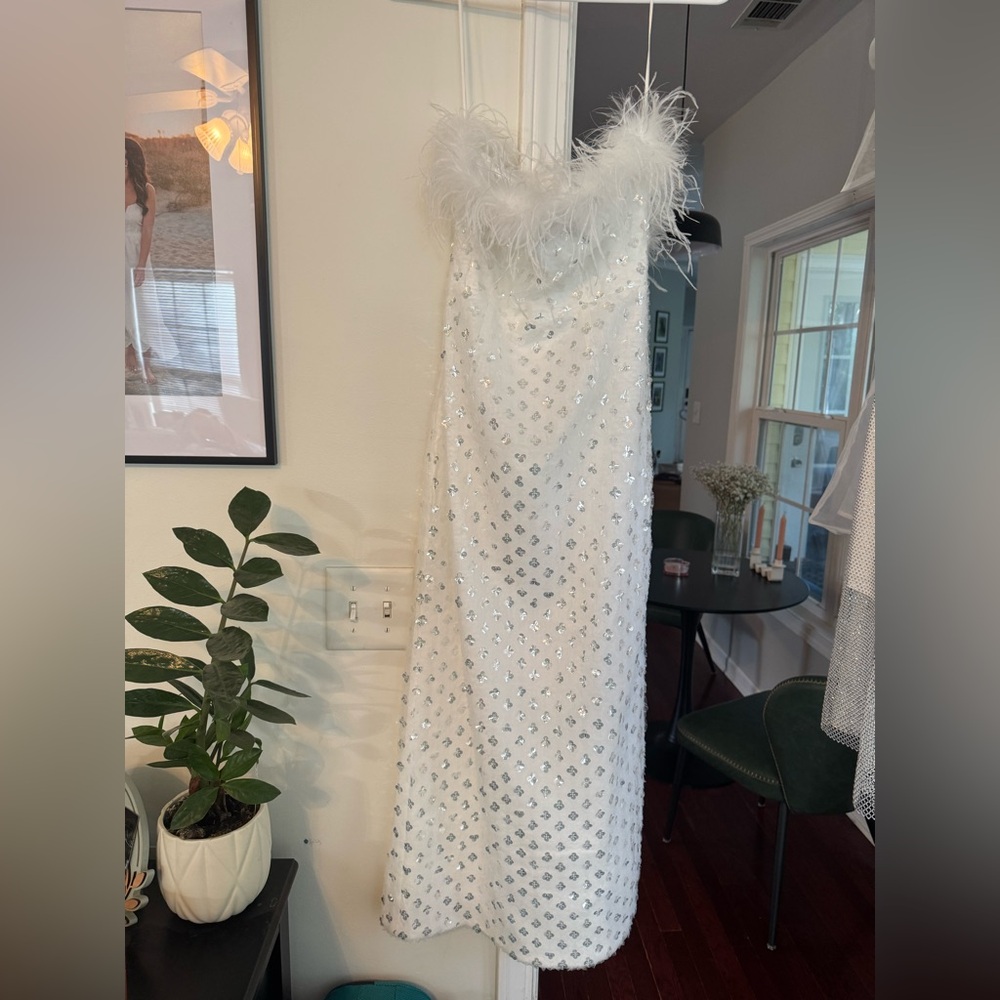 NET storia Elegant White Feathered Dress
